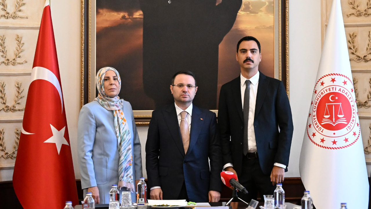 Bakan Gürlek, Muhsin Yazıcıoğlu’nun ailesiyle görüştü