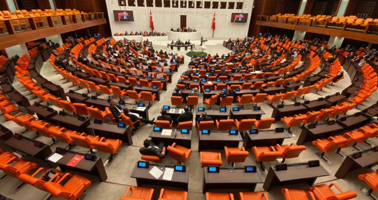 AKP referandumsuz anayasayı test etti