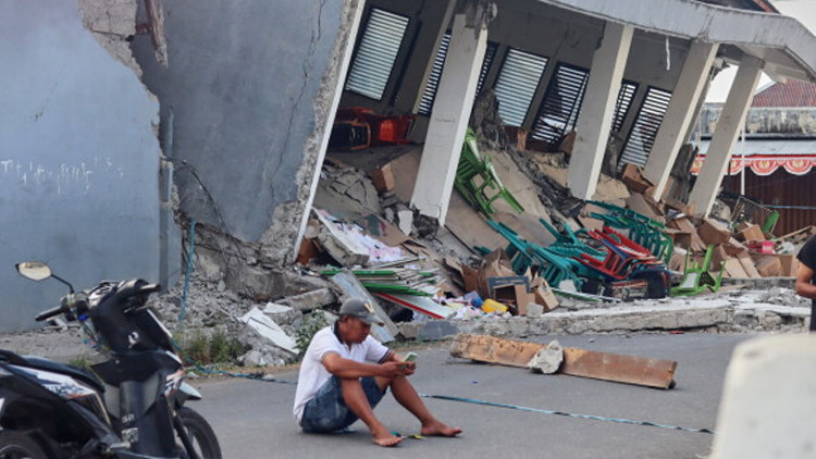 Endonezya’da 7.7’lik depremin bilançosu ağırlaştı: Hayatını kaybedenlerin sayısı 100’e yükseldi